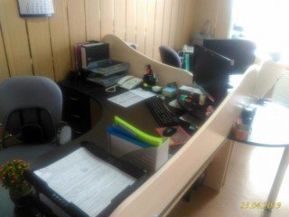 Столы с перегородками для персонала